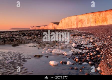 The Seven Sisters Kreidefelsen bei Sonnenuntergang, Birling Gap, South Downs National Park, East Sussex, England, Großbritannien Stockfoto