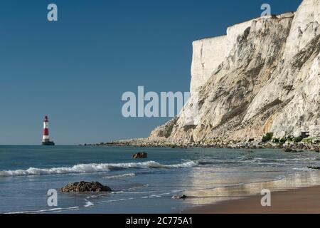 Beachy Head Lighthouse und Beachy Head White Chalk Cliffs, Beachy Head, in der Nähe von Eastbourne, South Downs National Park, East Sussex, England, Großbritannien Stockfoto