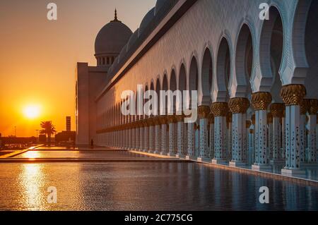 Die Sheikh Zayed Grand Moschee bei Sonnenuntergang, Abu Dhabi, Vereinigte Arabische Emirate, Naher Osten Stockfoto