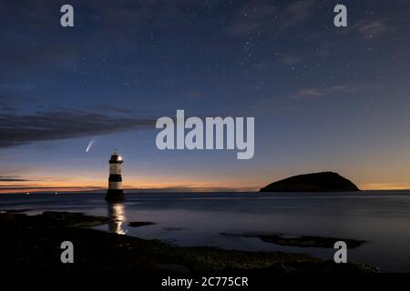 Komet NEOWISE und der Nachthimmel über dem Leuchtturm Trwyn Du und Puffin Island, Penmon, Anglesey, North Wales, Großbritannien Stockfoto