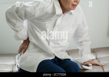 Ältere Frau aus Schmerz von Rheumatoider Arthritis Stockfoto
