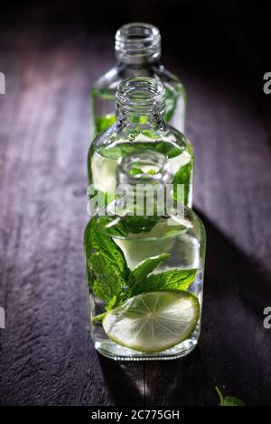 Limettenwasser in Flaschen.erfrischende fruchtige Getränk.fettarme Speisen und Desserts. Stockfoto