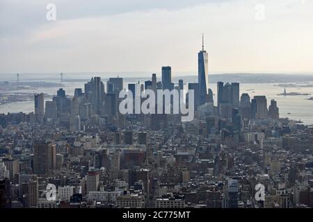 Die Skyline von New York City im Stadtzentrum, vom Empire State Building aus. One World Trade Center, Freiheitsstatue und Verrazano Bridge sind sichtbar. Stockfoto