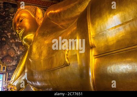 Bangkok, THAILAND, 10. JANUAR 2020: Große goldene Statue des sich zurückhaltend befindlichen Buddha Stockfoto