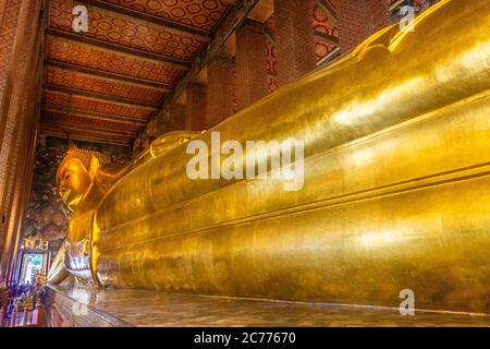 Bangkok, THAILAND, 10. JANUAR 2020: Große goldene Statue des sich zurückhaltend befindlichen Buddha Stockfoto