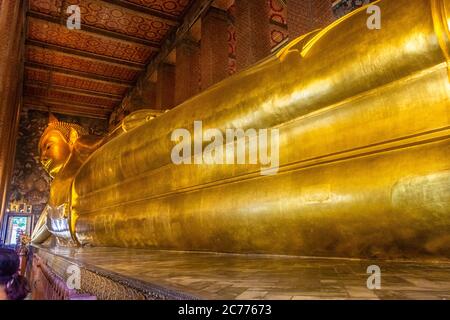 Bangkok, THAILAND, 10. JANUAR 2020: Große goldene Statue des sich zurückhaltend befindlichen Buddha Stockfoto