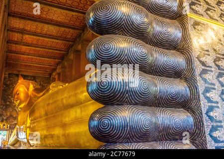 Bangkok, THAILAND, 10. JANUAR 2020: Große goldene Statue des sich zurückhaltend befindlichen Buddha Stockfoto