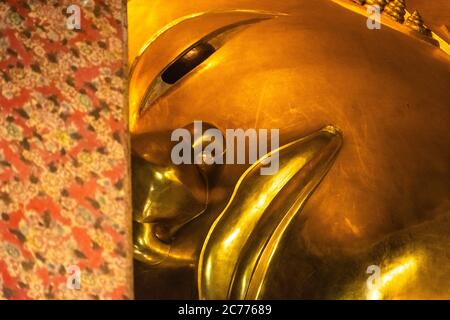 Bangkok, THAILAND, 10. JANUAR 2020: Große goldene Statue des sich zurückhaltend befindlichen Buddha Stockfoto