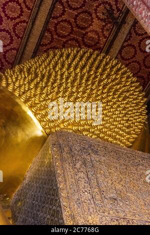 Bangkok, THAILAND, 10. JANUAR 2020: Große goldene Statue des sich zurückhaltend befindlichen Buddha Stockfoto