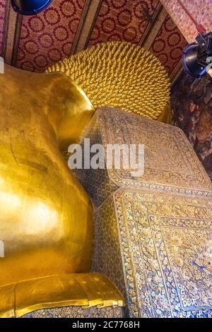 Bangkok, THAILAND, 10. JANUAR 2020: Große goldene Statue des sich zurückhaltend befindlichen Buddha Stockfoto