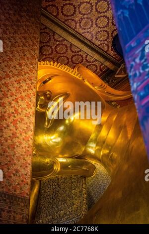 Bangkok, THAILAND, 10. JANUAR 2020: Große goldene Statue des sich zurückhaltend befindlichen Buddha Stockfoto