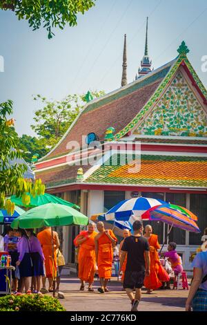 Bangkok, THAILAND, 10. JANUAR 2020: Buddhistische Mönche im Tempel des Wat Pho Stockfoto
