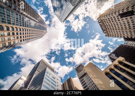 Geschäfts- und Finanzkonzept, Blick auf moderne Bürogebäude-Architektur im Finanzviertel DTLA gegen den blauen Himmel. Los Angeles Stockfoto