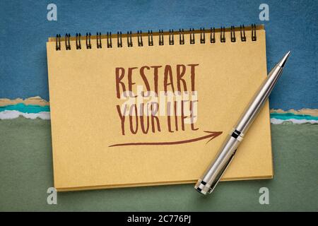 Starten Sie Ihre lebensinspirierende Notiz neu - Handschrift im Skizzenbuch gegen handgemachtes Papier, Lifestyle und persönliches Entwicklungskonzept Stockfoto