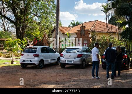 Autos auf einem Grundstück in der Nähe des Eingangs zum Holambra Historical Museum geparkt. Touristenattraktion in der Alameda Mauricio de Nasau Straße. Stockfoto