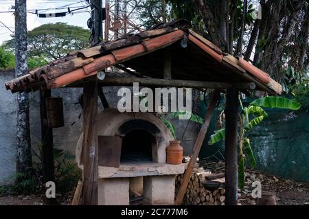 Ein Hinterhof Outdoor-Lehmofen, mit etwas Feuerholz an der Seite in der Nähe der niederländischen Häuser Repliken im Holambra Historical Museum. Stockfoto
