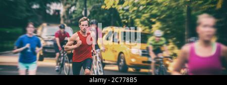 Fit Läufer Bewegung Unschärfe Menschen Crowd Training in Stadt Panorama Banner - Athleten Joggen, Radfahren in New York City mit gelben Taxis Autos Hintergrund Stockfoto