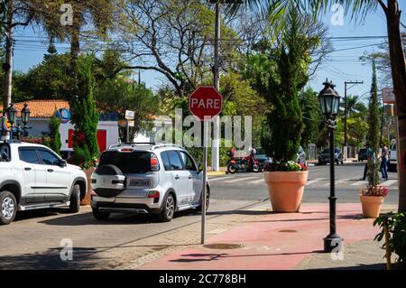 Ein Auto hält an der Ecke zwischen Doria vasconcelos und Campo do Pouso Straßen, bevor Sie überqueren und fahren Sie zum nächsten Block. Stockfoto