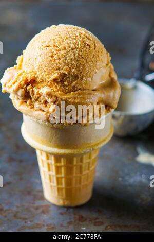 Salzkaramell Eis-Konus Stockfoto