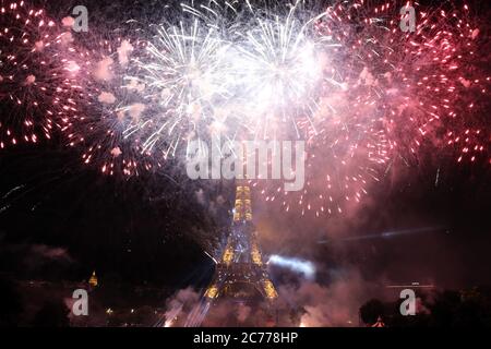 Paris, Frankreich. Juli 2020. Der Eiffelturm wird am Dienstag, den 14. Juli 2020, am Tag der Bastille in Paris von einem Feuerwerk erleuchtet. Aufgrund der sozialen Distanzierungsnormen hielt das Land seine traditionelle Militärparade nicht ab und ersetzte sie durch eine Zeremonie, um den Gesundheitshelfern, die die Coronavirus-Pandemie bekämpfen, Tribut zu zollen. Foto von Eco Clement/UPI Kredit: UPI/Alamy Live Nachrichten Stockfoto