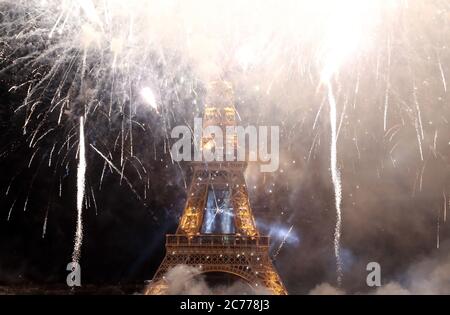 Paris, Frankreich. Juli 2020. Der Eiffelturm wird am Dienstag, den 14. Juli 2020, am Tag der Bastille in Paris von einem Feuerwerk erleuchtet. Aufgrund der sozialen Distanzierungsnormen hielt das Land seine traditionelle Militärparade nicht ab und ersetzte sie durch eine Zeremonie, um den Gesundheitshelfern, die die Coronavirus-Pandemie bekämpfen, Tribut zu zollen. Foto von Eco Clement/UPI Kredit: UPI/Alamy Live Nachrichten Stockfoto