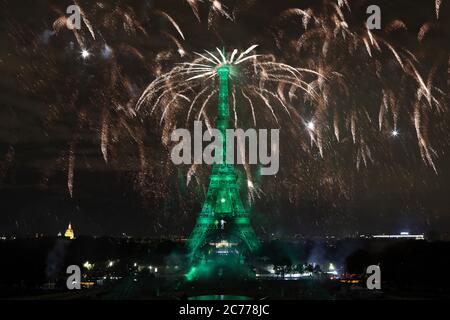 Paris, Frankreich. Juli 2020. Der Eiffelturm wird am Dienstag, den 14. Juli 2020, am Tag der Bastille in Paris von einem Feuerwerk erleuchtet. Aufgrund der sozialen Distanzierungsnormen hielt das Land seine traditionelle Militärparade nicht ab und ersetzte sie durch eine Zeremonie, um den Gesundheitshelfern, die die Coronavirus-Pandemie bekämpfen, Tribut zu zollen. Foto von Eco Clement/UPI Kredit: UPI/Alamy Live Nachrichten Stockfoto