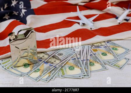 Erdölprodukte Preis auf US-Dollar-Öl-Geschäft, steigende Weltölpreise Marke USA Flagge Modell Flugzeug Stockfoto