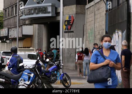 Caracas, Venezuela. Juli 2020. Am 13. Juli 2020 gehen Menschen vor dem Sitz des Nationalen Wahlrates von Venezuela (CNE) in Caracas, Venezuela, spazieren. (Foto von Bernardo Suarez/INA Photo Agency/Sipa USA) Quelle: SIPA USA/Alamy Live News Stockfoto