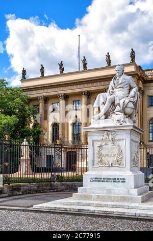 Berlin, Deutschland, 06/14/2020: Alexander von Humboldt-Statue vor der Humboldt-Universität von 1883 von Reinhold Begas, Berlin, Deutschland, Stockfoto