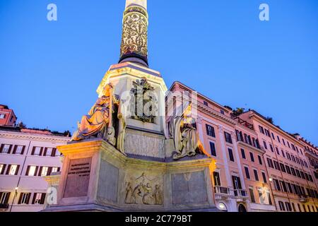 Säule der Unbefleckten Empfängnis (La Colonna della Immacolata) in der Abenddämmerung, Piazza Mignanelli, Rom, Italien Stockfoto