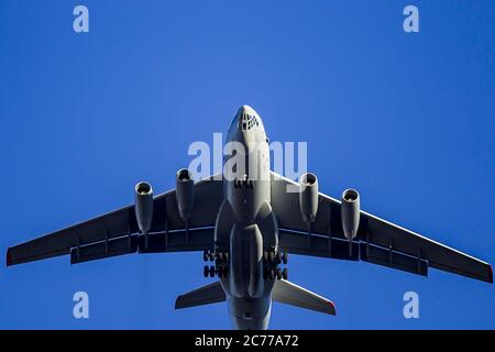 Großes Flugzeug fliegt in den Himmel aus der Nähe Stockfoto