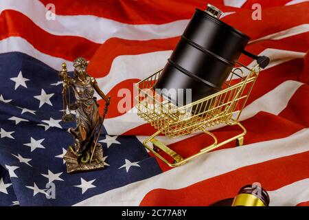 Konzept auf der Erdöl Produkte Preiswachstum der US-Papierwährung USA Flagge hölzernen Richter Hammer Gericht Showdowns Stockfoto