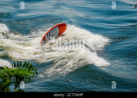 Surfen im St. Lawrence River in Montréal - Québec, Kanada Stockfoto