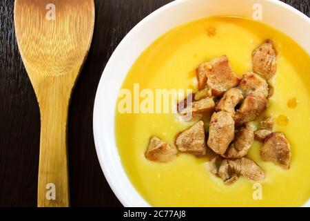 PEA Püree mit gebratenem Fleisch auf dunklem Grund Stockfoto