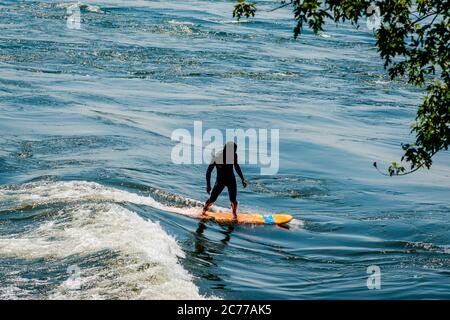 Surfen im St. Lawrence River in Montréal - Québec, Kanada Stockfoto