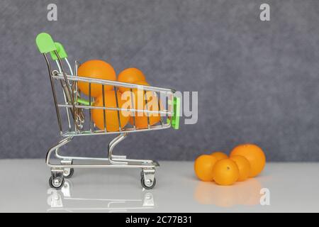 Grüner Warenkorb mit gelben Kirschtomaten. Stockfoto