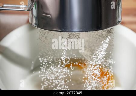 Der Vorgang des Knetens von Teig. Hausbackkonzept. Der Koch streut Mehl. Stockfoto