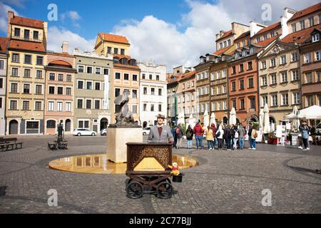 Polnische Menschen tragen Retro-Kleidung spielen antike Instrument Musik Box mobile für Show-Reisende auf dem Altstädter Marktplatz oder Rynek Starego Miasta W Stockfoto