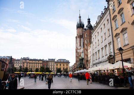 Polnische oder Pole Menschen und Ausländer Reisende Reise besuchen und einkaufen essen trinken Entspannen Sie sich am Rynek Glowny Markt in Krakow Altstadt Hauptplatz in Stare Stockfoto