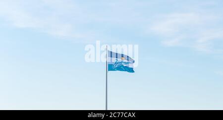 Sankt Petersburg, Russland - 14. Juli 2020: Eine Flagge des Fußballvereins Zenit winkt gegen den blauen Himmel. Stockfoto