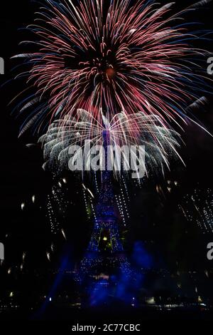 Paris, Frankreich. Juli 2020. Feuerwerk explodiert in der Nähe des Eiffelturms während der Bastille-Tag-Feierlichkeiten in Paris, Frankreich, 14. Juli 2020. Quelle: Aurelien Morissard/Xinhua/Alamy Live News Stockfoto