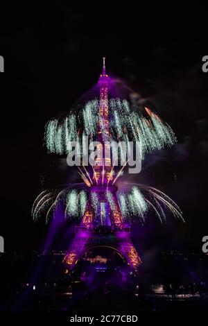 Paris, Frankreich. Juli 2020. Feuerwerk explodiert in der Nähe des Eiffelturms während der Bastille-Tag-Feierlichkeiten in Paris, Frankreich, 14. Juli 2020. Quelle: Aurelien Morissard/Xinhua/Alamy Live News Stockfoto
