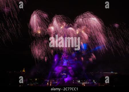 Paris, Frankreich. Juli 2020. Feuerwerk explodiert in der Nähe des Eiffelturms während der Bastille-Tag-Feierlichkeiten in Paris, Frankreich, 14. Juli 2020. Quelle: Aurelien Morissard/Xinhua/Alamy Live News Stockfoto