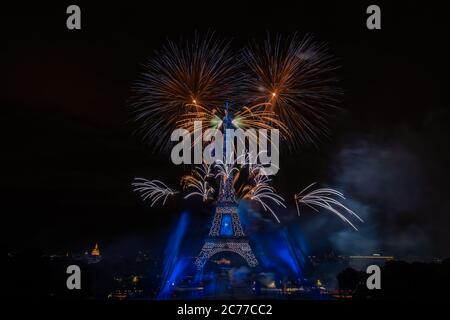 Paris, Frankreich. Juli 2020. Feuerwerk explodiert in der Nähe des Eiffelturms während der Bastille-Tag-Feierlichkeiten in Paris, Frankreich, 14. Juli 2020. Quelle: Aurelien Morissard/Xinhua/Alamy Live News Stockfoto