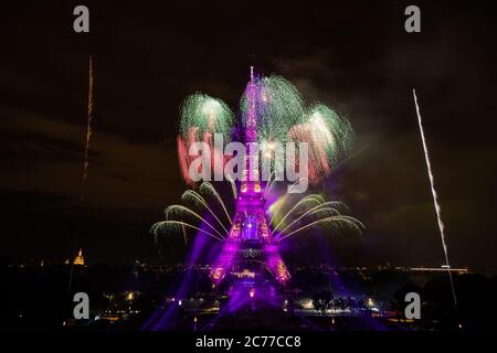 Paris, Frankreich. Juli 2020. Feuerwerk explodiert in der Nähe des Eiffelturms während der Bastille-Tag-Feierlichkeiten in Paris, Frankreich, 14. Juli 2020. Quelle: Aurelien Morissard/Xinhua/Alamy Live News Stockfoto