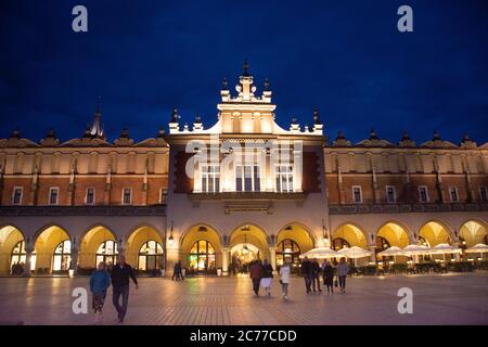 Polnische oder polnische Menschen und Ausländer Reisende Reise besuchen und einkaufen in Sigismund Säule und Tuch Halle in Krakau Altstadt Hauptplatz in Stare Mia Stockfoto