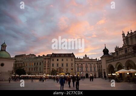 Polnische oder Pole Menschen und Ausländer Reisende Reise besuchen und einkaufen essen trinken Entspannen Sie sich am Rynek Glowny Markt in Krakow Altstadt Hauptplatz in Stare Stockfoto