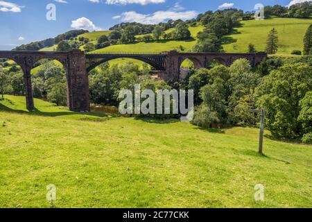 Die Howgill Fells sind Hügel in Nordengland zwischen dem Lake District und den Yorkshire Dales, die ungefähr zwischen den Eckpunkten eines Dreiecks liegen Stockfoto