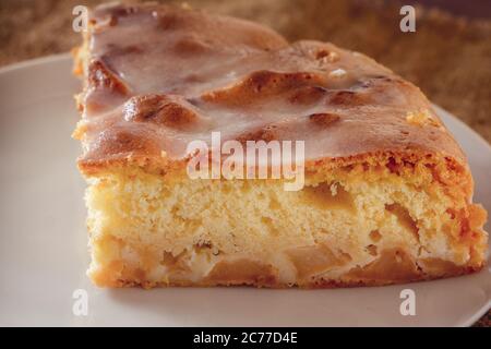 Nahaufnahme von hausgemachtem Apfelkuchen mit Zimt auf einem Teller Stockfoto