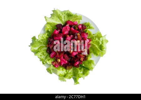 Vinaigrette isoliert auf weißem Hintergrund. Traditioneller russischer Gemüsesalat mit roten Rüben auf einem Teller. Stockfoto